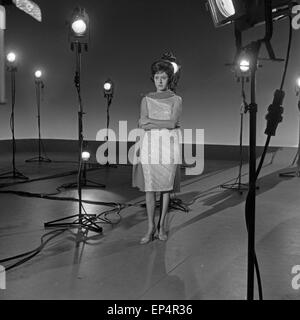 Große Show Zu Silvester 1961/62 des NDR, Gaststar sterben: Harfenspieler Und Schauspielerin Caterina Valente, 1960er Jahre Deutschland. Stockfoto