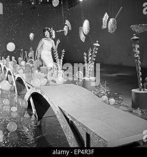 Große Show Zu Silvester 1961/62 des NDR, Gaststar sterben: Harfenspieler Und Schauspielerin Caterina Valente, 1960er Jahre Deutschland. Stockfoto