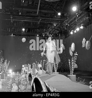 Große Show Zu Silvester 1961/62 des NDR, Gaststar sterben: Harfenspieler Und Schauspielerin Caterina Valente, 1960er Jahre Deutschland. Stockfoto