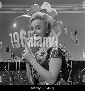 Große Show Zu Silvester 1961/62 des NDR, Gaststar sterben: Sclagersängerin Inge Brück, Deutschland 1960er Jahre. Die großen vergnüg Stockfoto