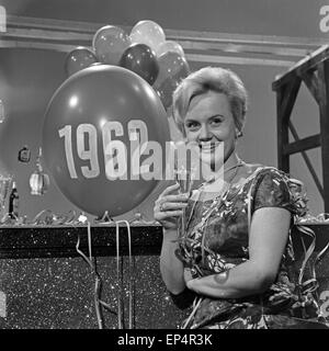 Große Show Zu Silvester 1961/62 des NDR, Gaststar sterben: Sclagersängerin Inge Brück, Deutschland 1960er Jahre. Die großen vergnüg Stockfoto