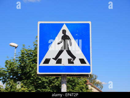 Fußgängerzone Schild mit blauem Himmel und Baum-Hintergrund Stockfoto