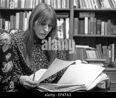 Hamburger Volksschauspielerin Helga Feddersen mit einem Bassetwelpen, Deutschland 1970er Jahre. Die deutsche Schauspielerin Helga Fedders Stockfoto