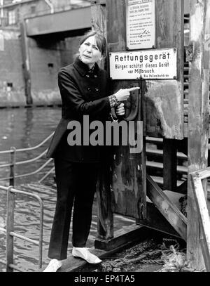 Hamburger Volksschauspielerin Helga Feddersen im Hamburger Hafen, Deutschland 1970er Jahre. Die deutsche Schauspielerin Helga Feddersen ein Stockfoto