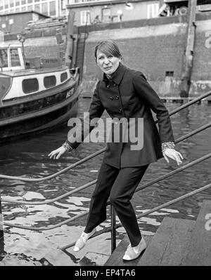 Hamburger Volksschauspielerin Helga Feddersen im Hamburger Hafen, Deutschland 1970er Jahre. Die deutsche Schauspielerin Helga Feddersen ein Stockfoto