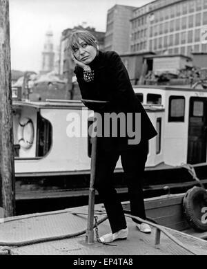 Hamburger Volksschauspielerin Helga Feddersen im Hamburger Hafen, Deutschland 1970er Jahre. Die deutsche Schauspielerin Helga Feddersen ein Stockfoto