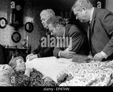 Ohnsorg-Theater: Und Oben Wohnen Engels, Theaterstück, Monia: Ingrid von Bothmer ("Links"), Erna Raupach-Petersen, Heinz Lank Stockfoto