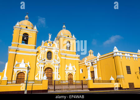 Herrliche gelbe Dom mit einem schönen blauen Himmel in Trujillo, Peru Stockfoto