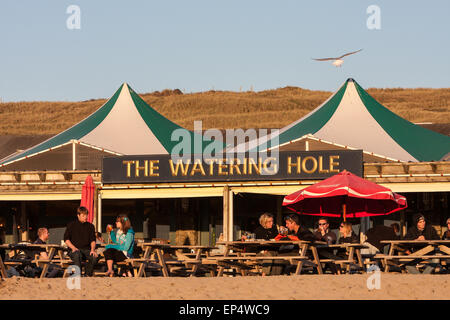 At "The Watering Hole", dem Vereinigten Königreich die bar nur am Strand. Dünenwanderungen Sands beach in Perranporth, einer beliebten Küstenstadt / Surfen Resort in Stockfoto