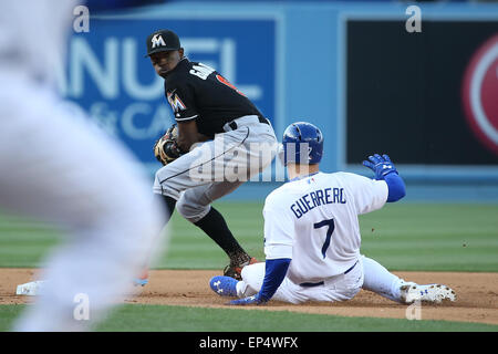 Los Angeles, CA, USA. 13. Mai 2015. Miami Marlins zweiter Basisspieler Dee Gordon #9 vervollständigt das Doppelspiel trotz einer gleitenden Miami Marlins erste Base Trainer Perry Hill #7 während des Spiels zwischen den Miami Marlins und die Los Angeles Dodgers, Dodger Stadium in Los Angeles, CA. Fotograf: Peter Joneleit Credit: Csm/Alamy Live-Nachrichten Stockfoto