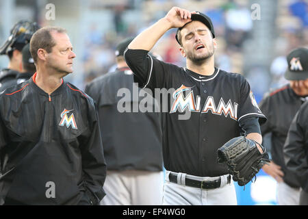 Los Angeles, CA, USA. 13. Mai 2015. Miami Marlins Start Krug Jarred Cosart #23 das Spiel mit einer Verletzung während des Spiels zwischen den Miami Marlins und die Los Angeles Dodgers, Dodger Stadium in Los Angeles, CA. Fotograf verlässt: Peter Joneleit Credit: Csm/Alamy Live-Nachrichten Stockfoto