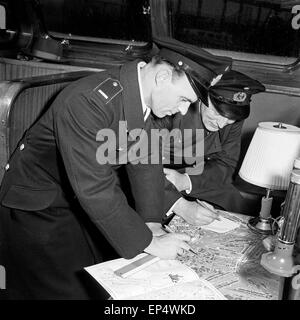 Reportage Über Den Alltag der Wasserschutzpolizei in Hamburg, Deutschland, 1960er Jahre. Berichterstattung über die Arbeit der Wasser-pol Stockfoto