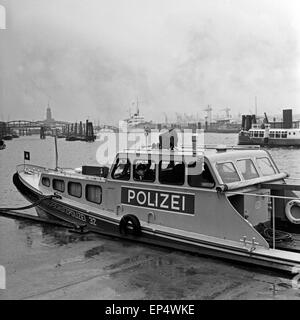 Reportage Über Den Alltag der Wasserschutzpolizei in Hamburg, Deutschland, 1960er Jahre. Berichterstattung über die Arbeit der Wasser-pol Stockfoto