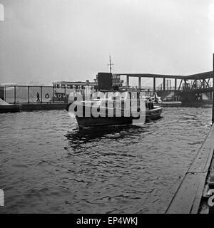 Reportage Über Den Alltag der Wasserschutzpolizei in Hamburg, Deutschland, 1960er Jahre. Berichterstattung über die Arbeit der Wasser-pol Stockfoto