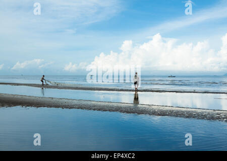 Die Fischer ihren Fang bei Ebbe an der schönen Küste von Kambodscha ziehen. Stockfoto