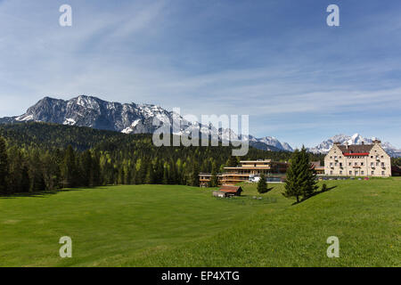 Schloss Kranzbach Schloss Hotel, Klais, Wettersteingebirge mit Alpspitze, Werdenfelser Land, Upper Bavaria, Bavaria, Germany Stockfoto