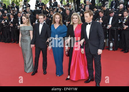 Cannes, Frankreich. 13. Mai 2015. Catherine Denuve, Emmanuelle Bercot, Rod Paradot, Sara Forestier, Benoît Magimel, Teilnahme an der Red Carpet Premiere La Tete Haute um das Festival, 68. Cannes Film Festival, Festival de Cannes 2015, 13.05. öffnen.2015 Credit: Dpa picture-Alliance/Alamy Live News Stockfoto