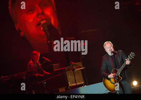 Berlin, Deutschland. 13. Mai 2015. Deutscher Musiker Herbert Groenemeyer führt auf der Bühne der O2-World-Arena in Berlin, Deutschland, 13. Mai 2015. Das Konzert war Teil seiner Tour "Dauernd Jetzt" (lit.) Jetzt immer). Foto: MATTHIAS BALK/Dpa/Alamy Live-Nachrichten Stockfoto