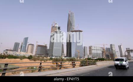 Riyadh, Saudi Arabien. 19. April 2015. Riads Bankenviertel ist im Bau in Riyadh, Saudi Arabien, 19. April 2015. Bayerns Ministerpräsident Horst Seehofer und eine Wirtschaft und Wissenschaft-Delegation besucht Saudi-Arabien und Katar während einer dreitägigen Reise. Foto: Karl-Josef Hildenbrand/Dpa/Alamy Live News Stockfoto