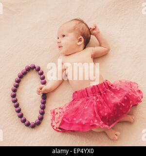 Neugeborenes Babymädchen in Rock Stockfoto