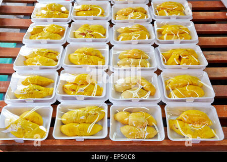 geschälte Durian auf dem Straßenmarkt Stockfoto