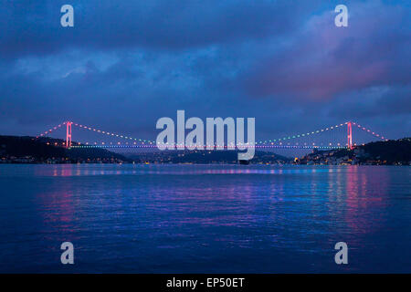 Fatih Sultan Mehmet-Brücke bei Nacht Stockfoto