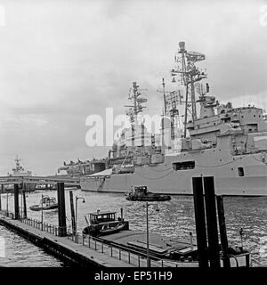 Kriegsschiffe Im Hafen Hamburg, Deutschland, 1960er Jahre. Krieg Schiffe im Hamburger Hafen, Deutschland der 1960er Jahre. Stockfoto