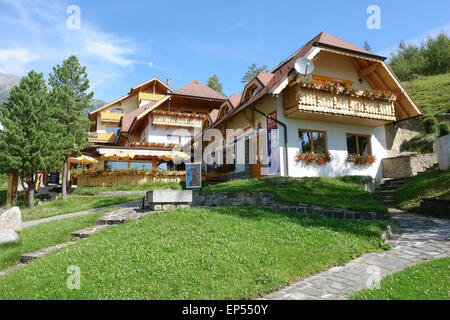 Berglandschaft mit Geschäften von Stary Smokovec in der hohen Tatra, Slowakei. Stockfoto