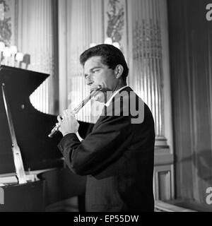 Ein Flötist Bei Einem Konzert Mit Seiner Querflöte in Hamburg, Deutschland, 1960er Jahre. Mit seinem Transvers Flötist Stockfoto