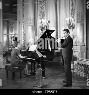 Ein Flötist Bei Einem Konzert Mit Seiner Querflöte in Hamburg, Deutschland, 1960er Jahre. Mit seinem Transvers Flötist Stockfoto