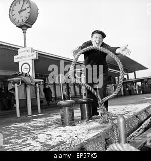 Deutscher Wis und Humorist Addi Münster im Hafen von Hamburg, Deutschland 1960er Jahre. Deutsche Schauspieler und Komiker Ad Stockfoto