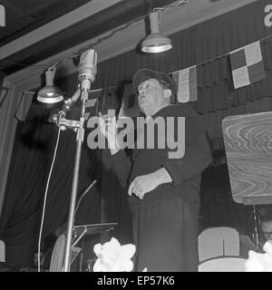 Deutscher Wis und Humorist Addi Münster in Hamburg, Deutschland 1960er Jahre. Deutsche Schauspieler und Komiker Addi Muenste Stockfoto