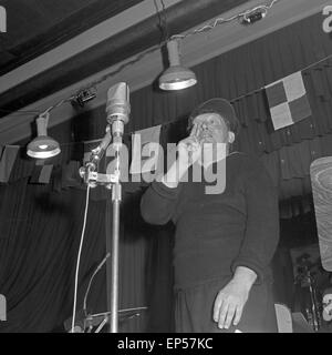 Deutscher Wis und Humorist Addi Münster in Hamburg, Deutschland 1960er Jahre. Deutsche Schauspieler und Komiker Addi Muenste Stockfoto