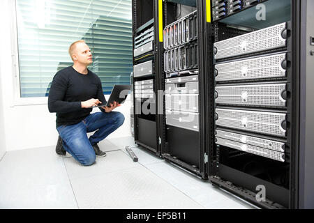 Es Berater überwacht Server im Rechenzentrum Stockfoto