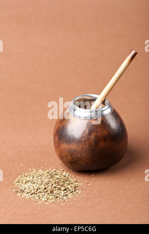 Kalebasse und Bombilla mit Yerba Mate isoliert Stockfoto