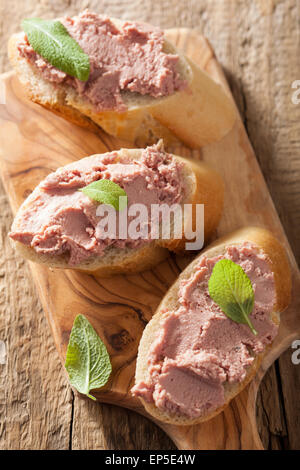 gesunde Hühner Leber Pastete mit Salbei auf Brot Stockfoto