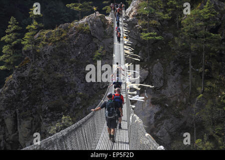 Der Everest Base Camp Trek überquert Flusses Dudh Kosi neue Hängebrücken Draht auf dem Weg nach Namche Bazar, Stockfoto