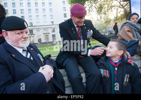 Sonntag Gedenkgottesdienst anlässlich der Cenotaph, Whitehall Featuring: Atmosphäre, Josh, 9 Jahre alt wo: London, Vereinigtes Königreich bei: Kredit-9. November 2014: Daniel Deme/WENN.com Stockfoto