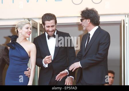 Cannes, Frankreich. 13. Mai 2015. Schauspieler Sienna Miller (L), Jake Gyllenhaal (C) und US-Regisseur Joel Coen besuchen die Premiere des Standing Tall während der Eröffnung der 68. jährlichen Filmfestspiele von Cannes am Palais des Festivals in Cannes, Frankreich, am 13. Mai 2015. Bildnachweis: Dpa picture Alliance/Alamy Live News Stockfoto