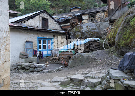 Der Everest Base Camp Trek führt durch viele kleine arme Dörfer am ersten Tag aus Lukla auf dem Weg nach Phakding Stockfoto