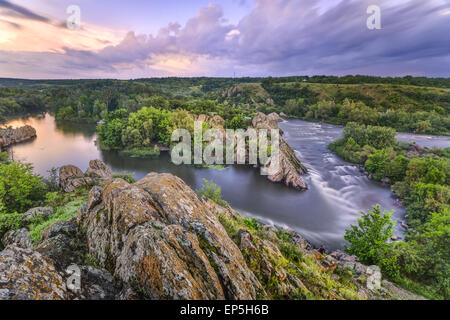 Schöne Fluss mit stürmischen Himmel Wolken, Felsbrocken in bewegtem Wasser - Langzeitbelichtung Stockfoto