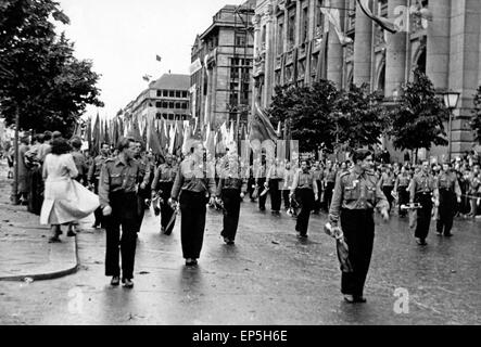 Maikundgebung Mit Parade der FDJ in Ost Berlin, DDR, 1950er Jahre. 1. Mai Rallye mit Parade der Jugendorganisation FDJ im Osten Stockfoto