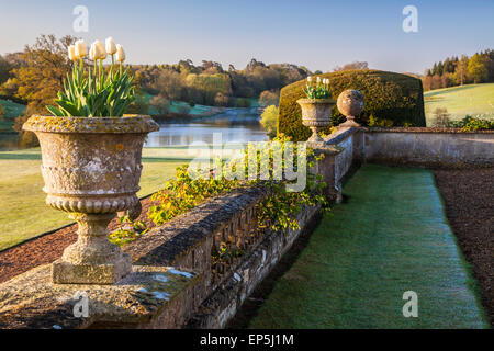 Blick von der Terrasse des Bowood House in Wiltshire. Stockfoto