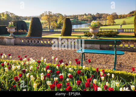 Blick von der Terrasse des Bowood House in Wiltshire. Stockfoto