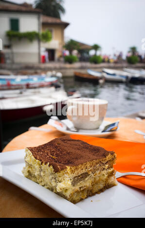 Kuchen und Kaffee am See in Gardasee, Italien. Stockfoto