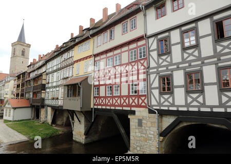 Die Kraemerbruecke (Krämerbrücke) in Erfurt, Deutschland. Die mittelalterliche Brücke überquert den Fluss Gera. Stockfoto