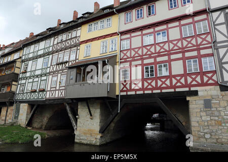 Die Kraemerbruecke (Krämerbrücke) in Erfurt, Deutschland. Die mittelalterliche Brücke überquert den Fluss Gera. Stockfoto