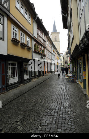 Geschäfte auf der gepflasterten Kraemerbruecke (Krämerbrücke) in Erfurt, Deutschland. Die mittelalterliche Brücke überquert den Fluss Gera. Stockfoto