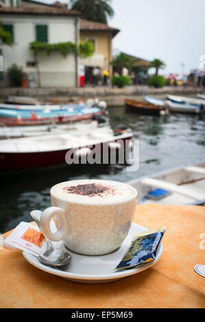 Kaffee am See in Gardasee, Italien. Stockfoto