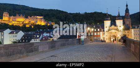 auf die Alte Brücke mit dem Schloss hinter, Heidelberg, Baden-Württemberg, Deutschland Stockfoto